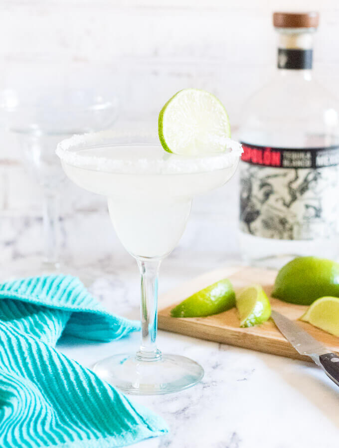 20 Easy Cocktail Recipes: Classic Drinks for Home Bartenders in 2026